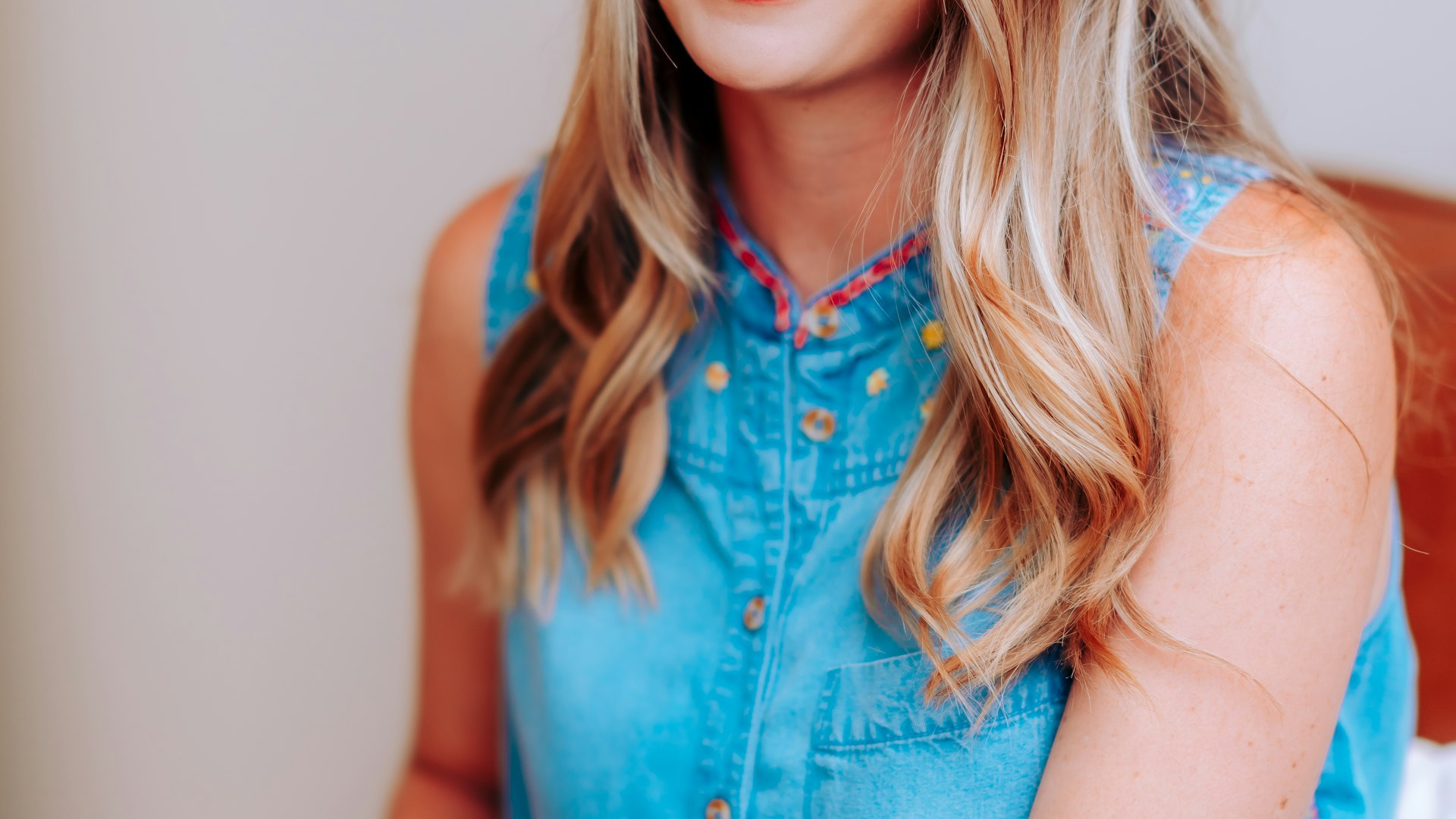 世界杯足球场全景，绿茵草坪上球员庆祝进球的激动瞬间